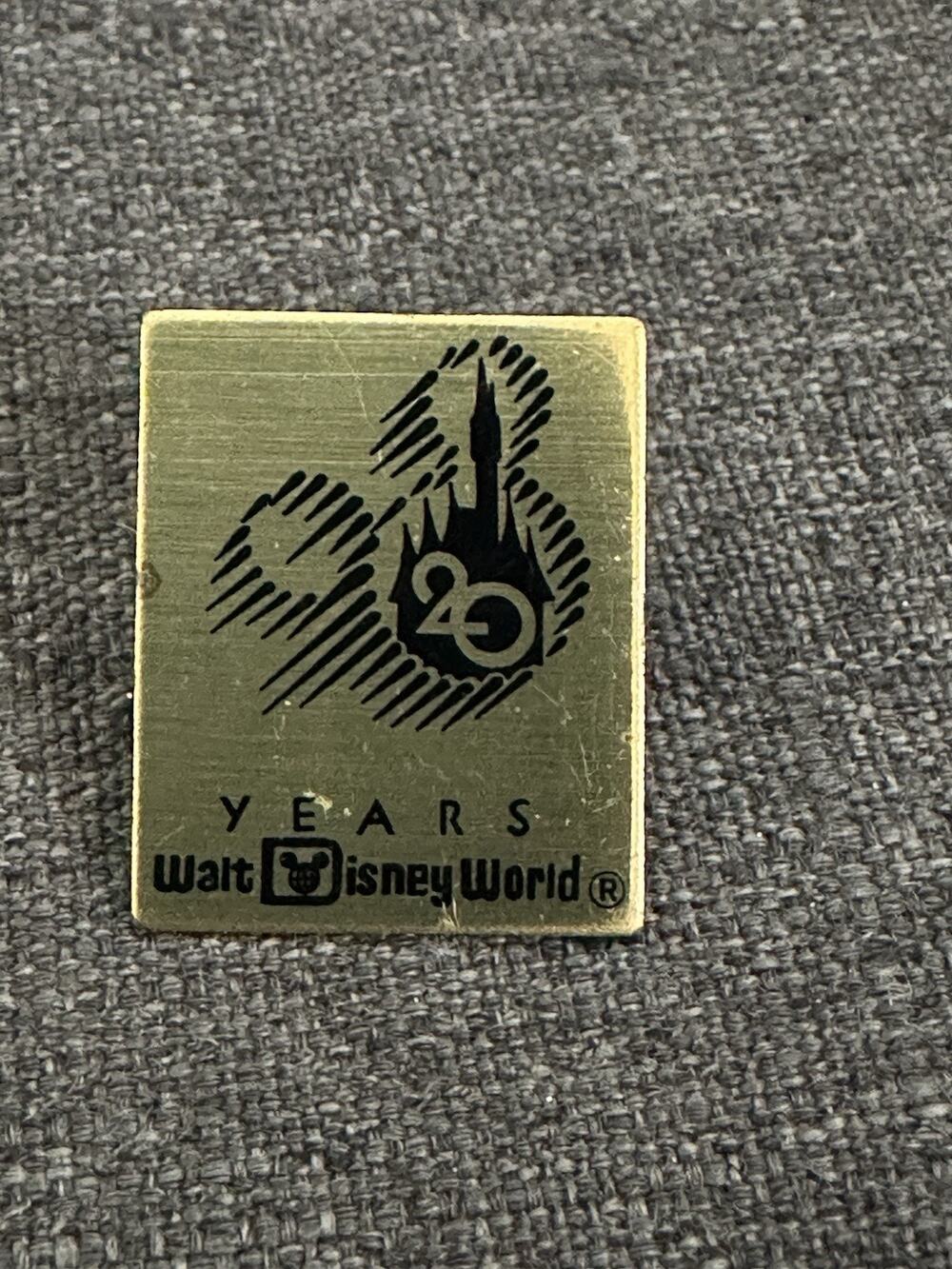Vintage 1991 Walt Disney World 20 Years Anniversary Gold Castle Pin Disney